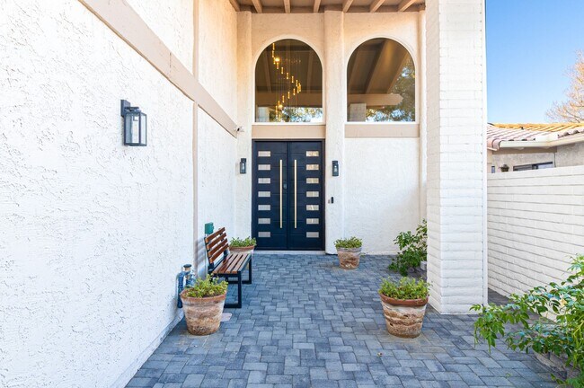 Foto del edificio - Stunning Remodeled 4-Bedroom Home in Exclu...