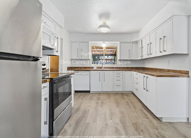 Building Photo - Charming Three Bedroom in Woodstock Neighb...