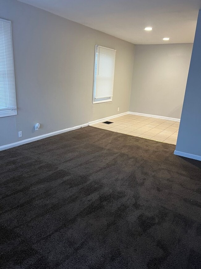 Building Photo - A charming 3 bedroom, 1 bathroom house has been newly remodeled and is ready for you to move in.