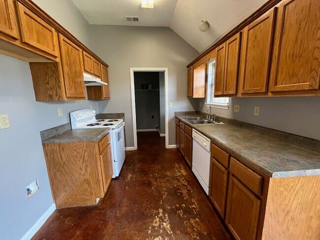 Foto del edificio - Very Nice 3 Bedroom 2 Bath Home with a Fen...