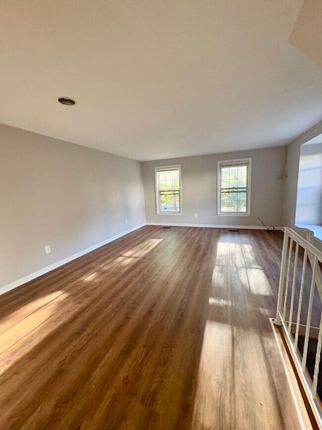 Foto del edificio - Beautiful end-unit townhome. Walkout basem...