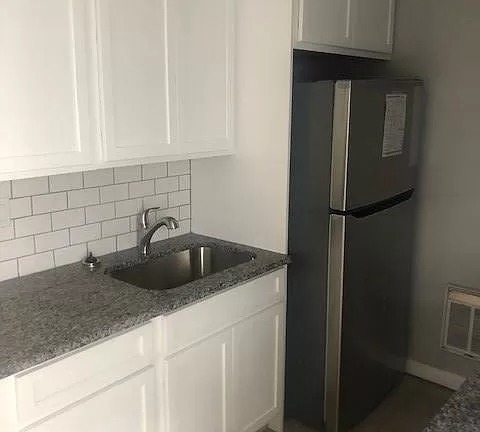 Building Photo - Renovated Townhouse with Garage