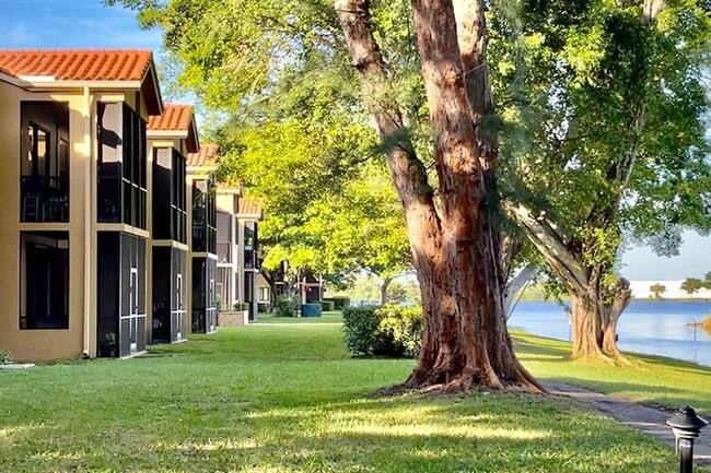 Building Photo - 15525 Miami Lakeway N