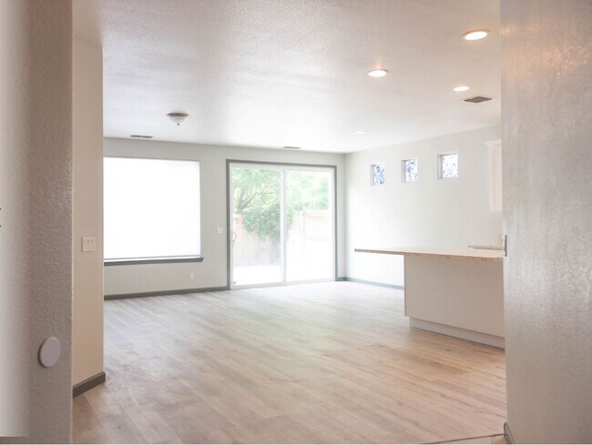 Building Photo - 633 Chandon Dr