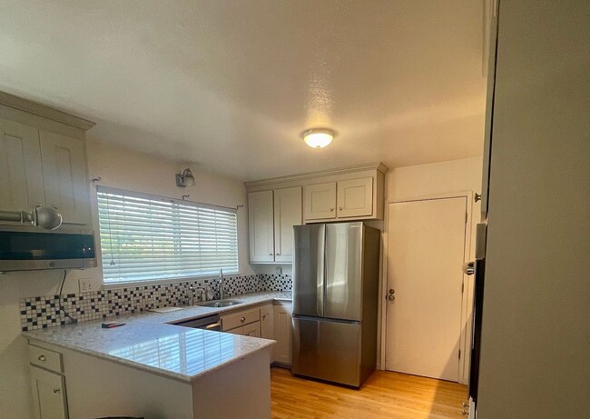 Foto del edificio - 5617 Dupont Dr