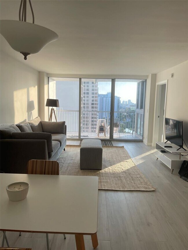 Building Photo - 2655 Collins Ave