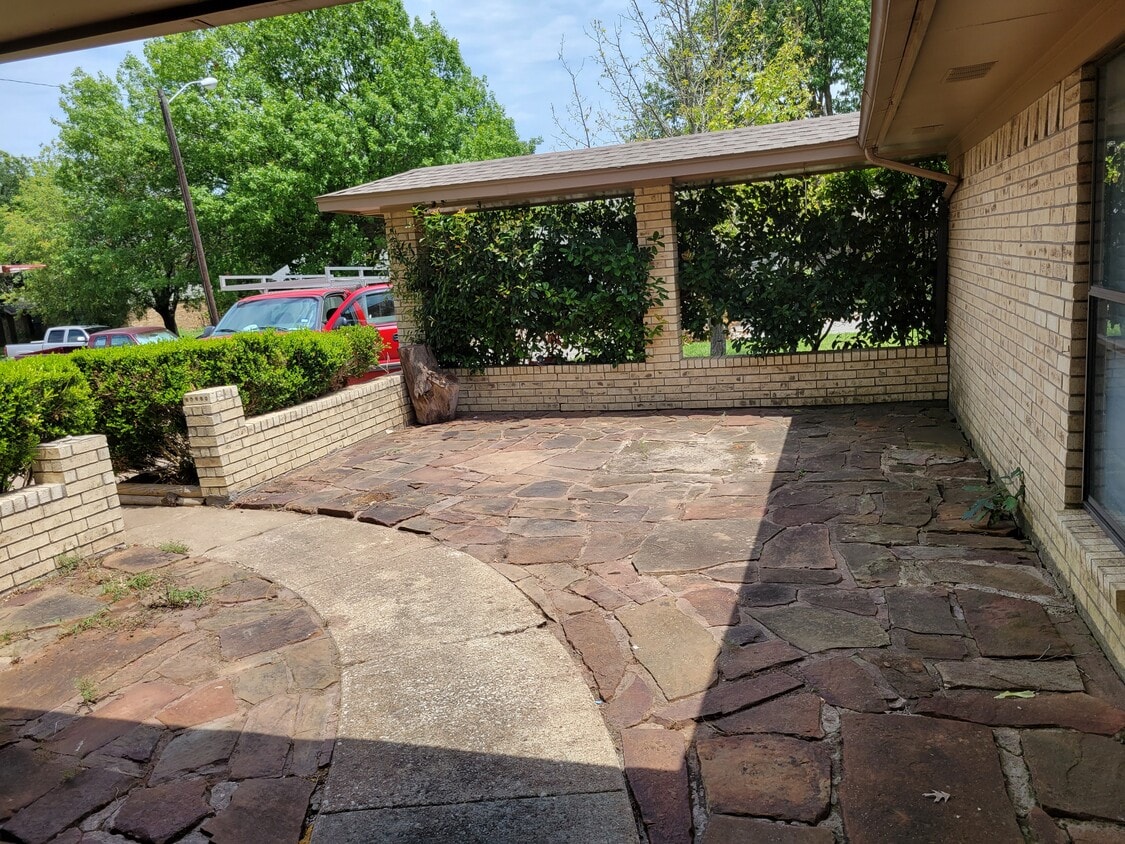 Front patio with privacy hedge - 1546 Timbercreek Dr