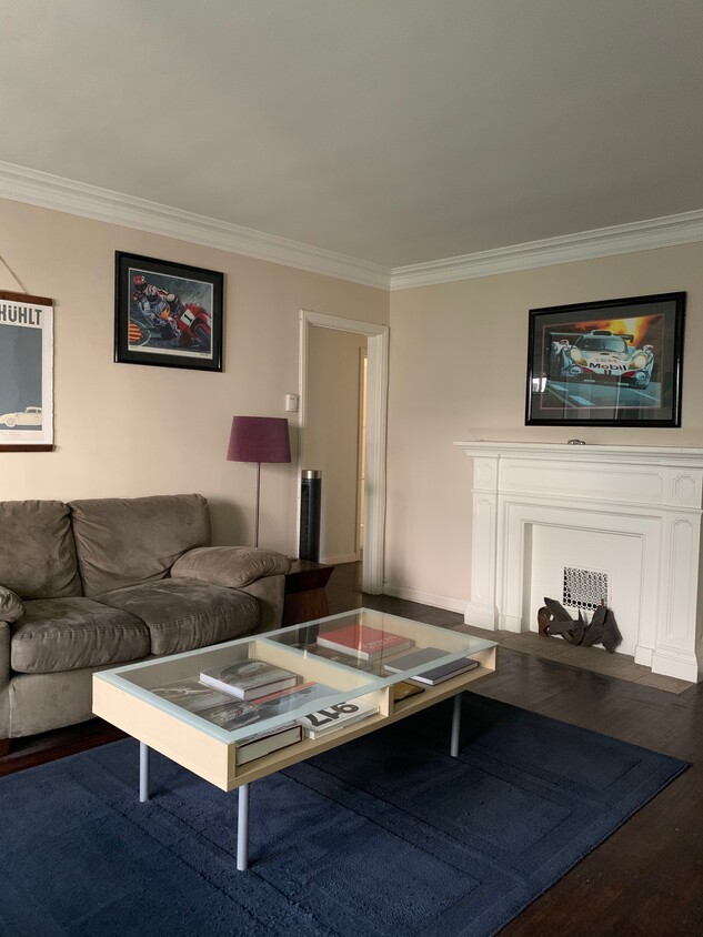 livingroom on entry to apt - 2812 Montana Ave