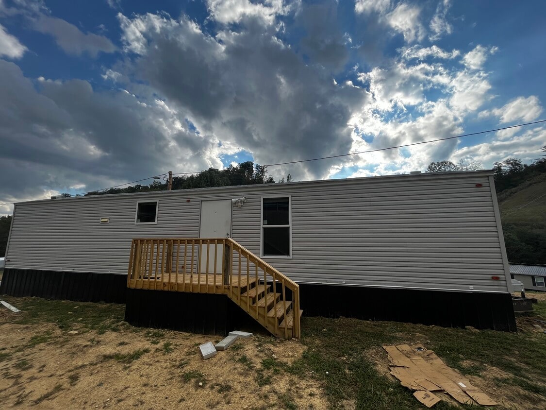 Primary Photo - 19 Meadowview Ln