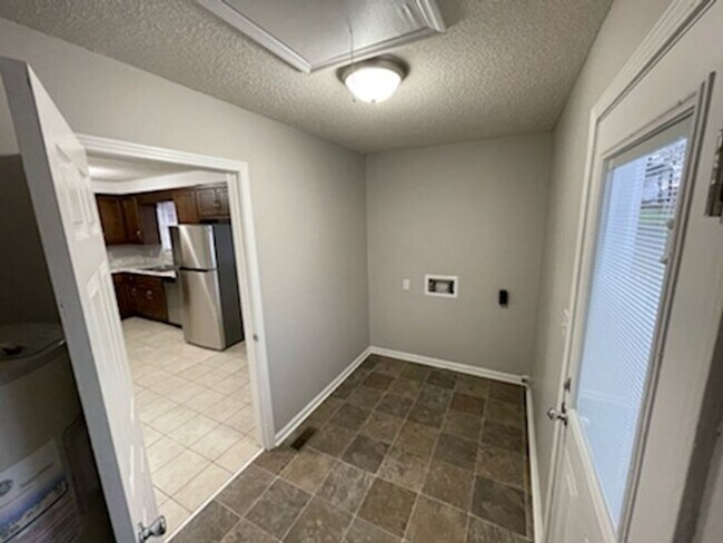 Building Photo - 3 Bedroom Home For Rent Near Post!