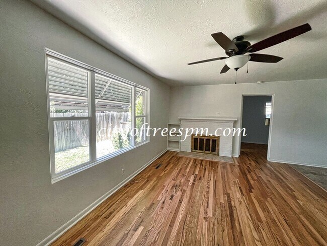 Building Photo - 2 br, 1 bath House - 1014 E Krall St