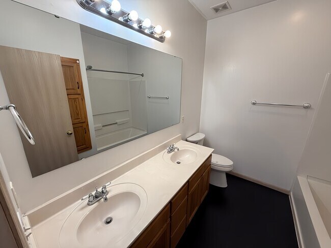 Foto del edificio - 3 Bed, 2 Bath Townhome Available Now!