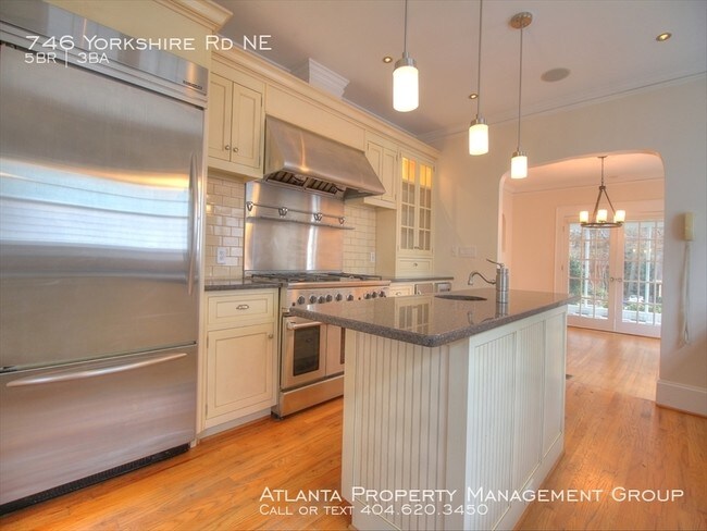 Foto del edificio - 746 Yorkshire Rd NE