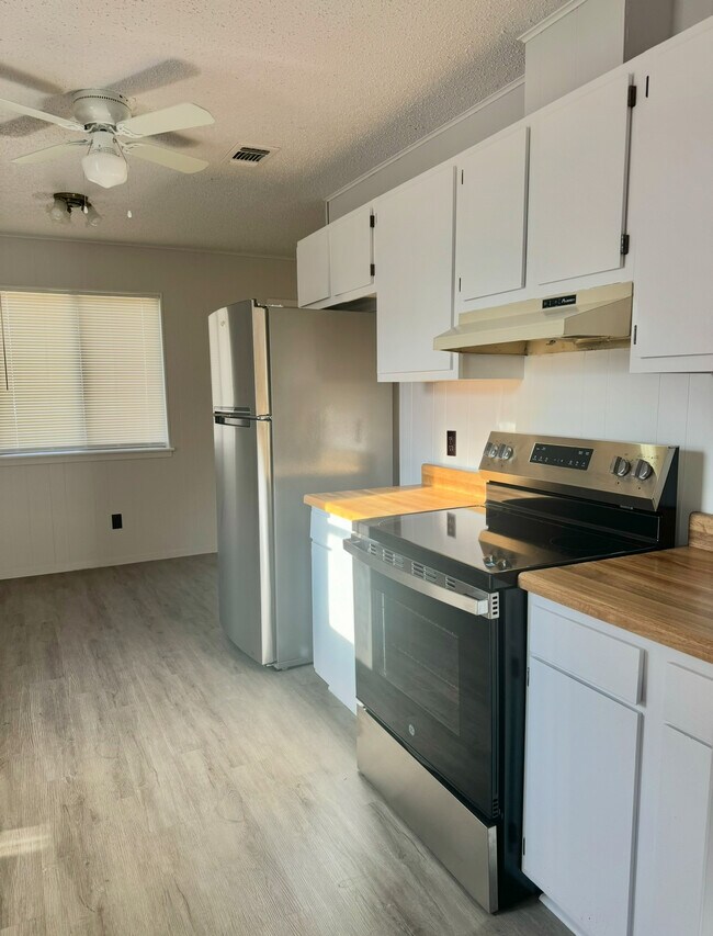 Building Photo - 215 Redbud Ln