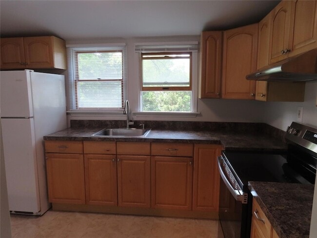 Building Photo - 120 Cerny Pl