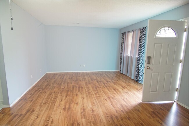 Building Photo - 224 E Cherry Ave