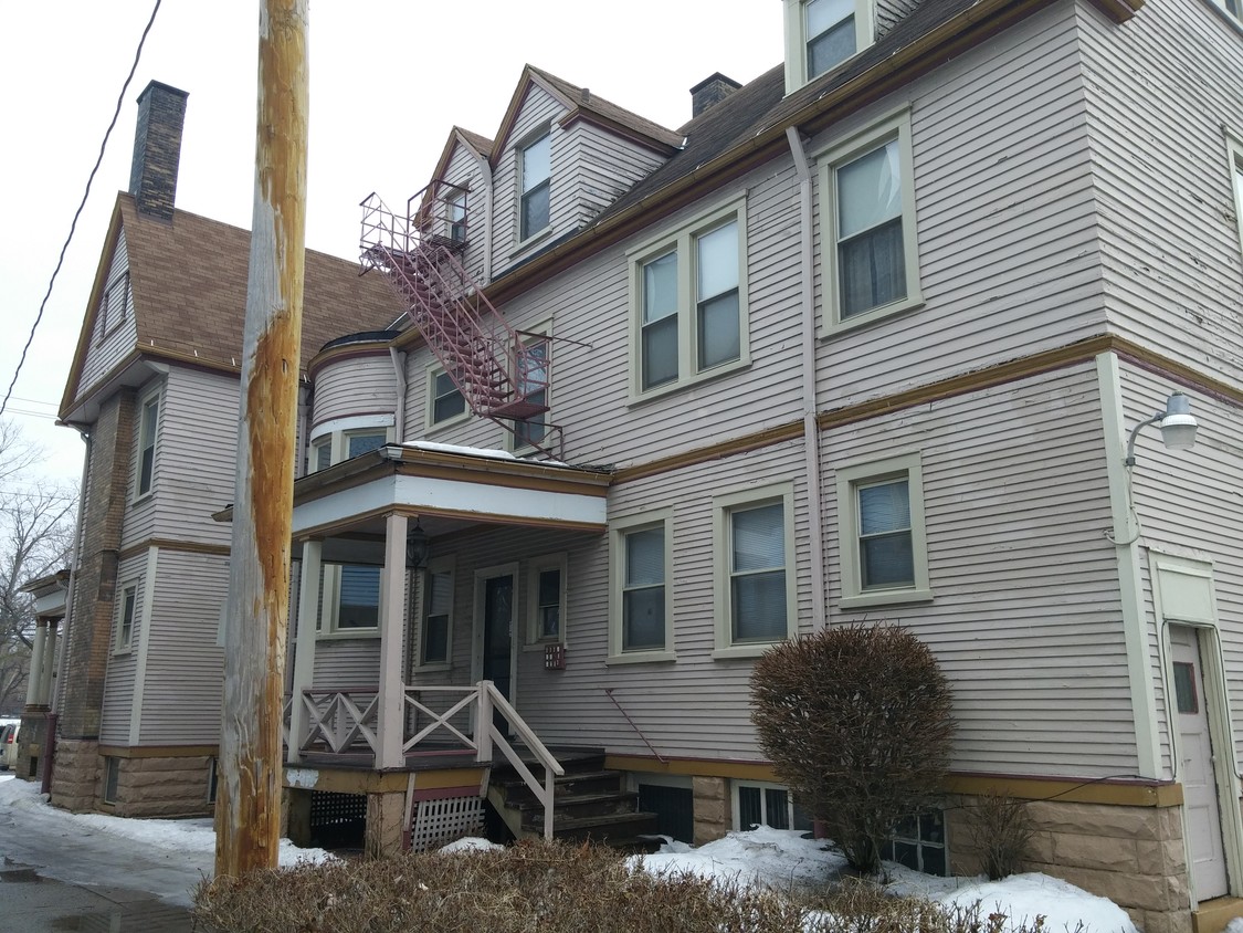 Primary Photo - 1856 E 89th St