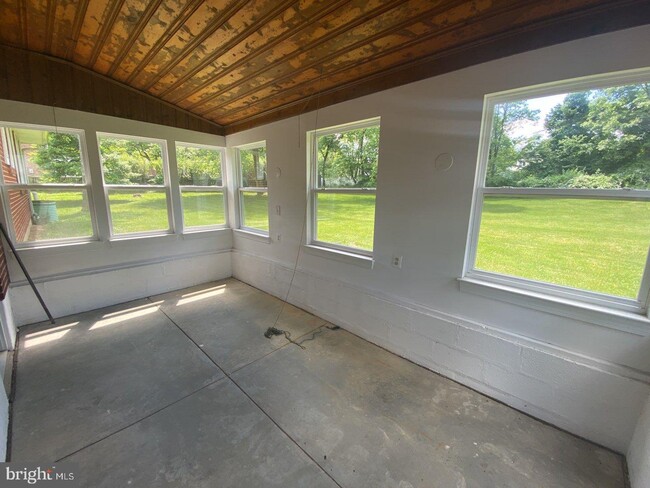 Building Photo - 5102 Avoca Ave