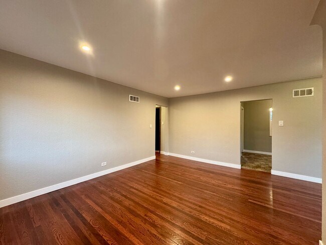 Building Photo - Updated 3 Bedroom 2 Bath Single Family Hom...