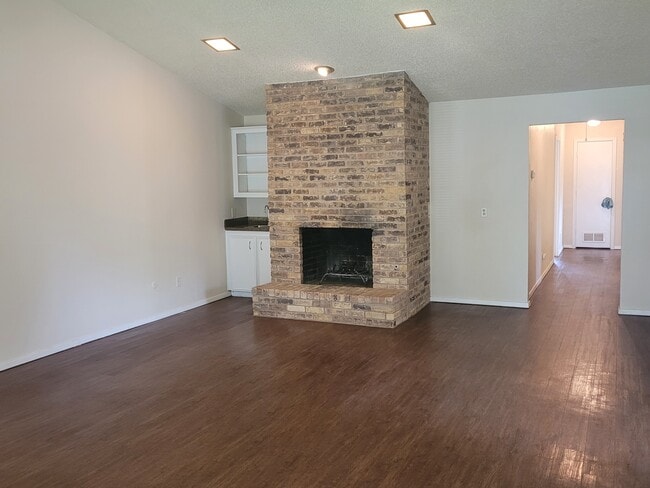 Building Photo - 316 Towne House Ln