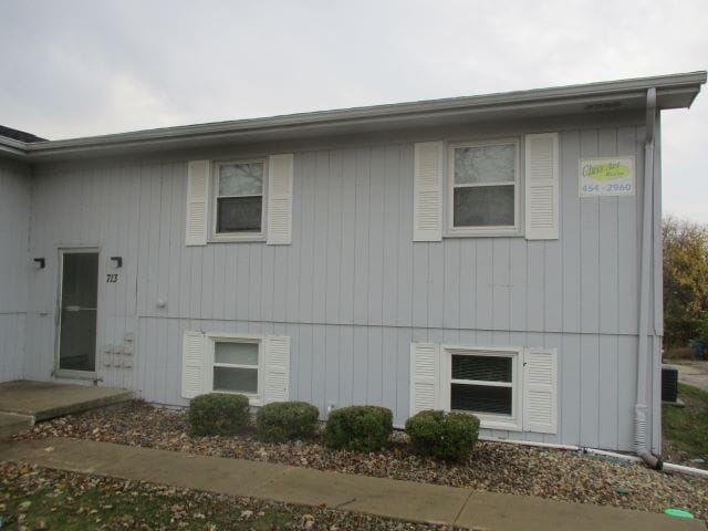 Building Photo - 713 Golfcrest Rd S