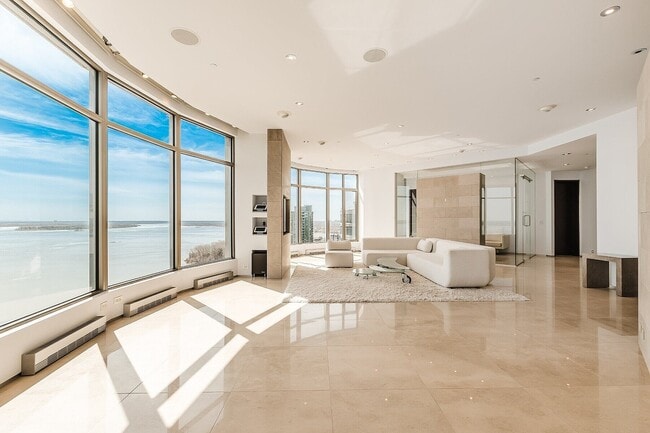Building Photo - 300 Av. des Sommets