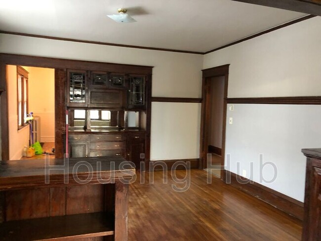 Building Photo - 950 Arkwright St N