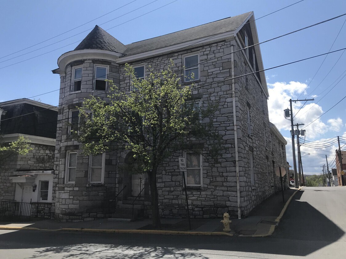 Primary Photo - 200 E King St
