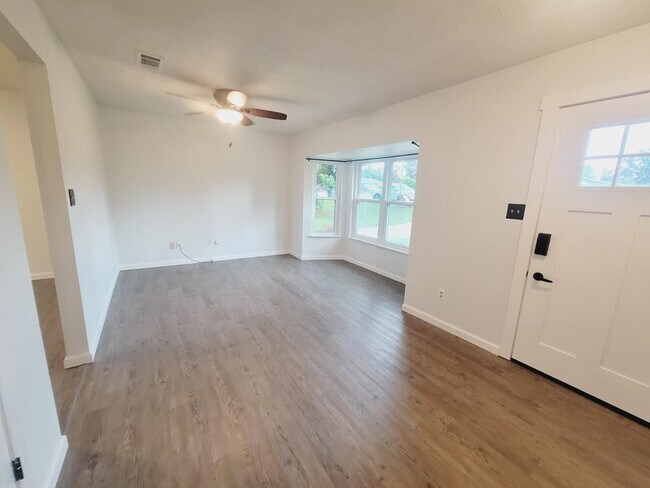 Foto del edificio - 2136 Little River Ln