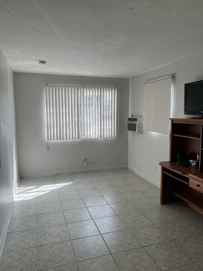 Foto del edificio - 6387 Coral Way