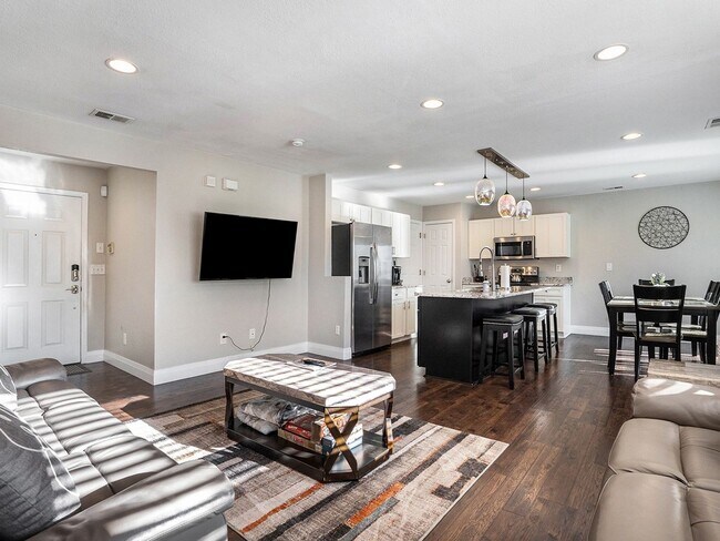 Foto del edificio - Fully furnished/Unfurnished 3 Bedroom Sing...