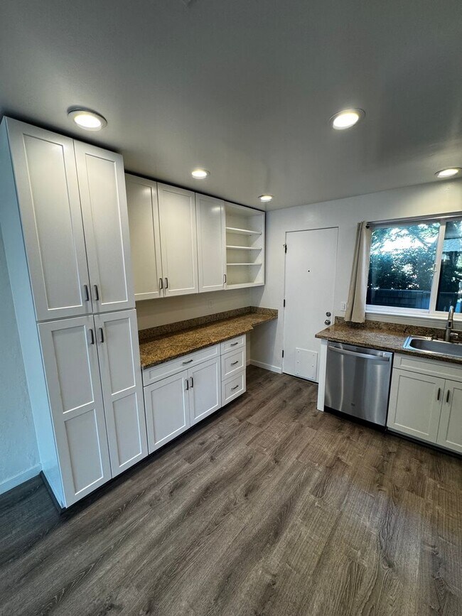 Foto del edificio - Gorgeous Updated 3-Bedroom Townhome in Pri...