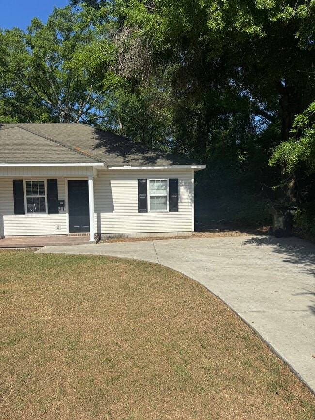 Building Photo - 2 Bed 1 Bath Duplex