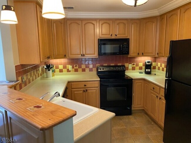 Foto del edificio - 10-11 Pine Cres-