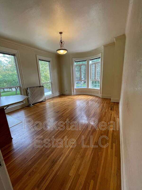 Building Photo - 924 S Maple St