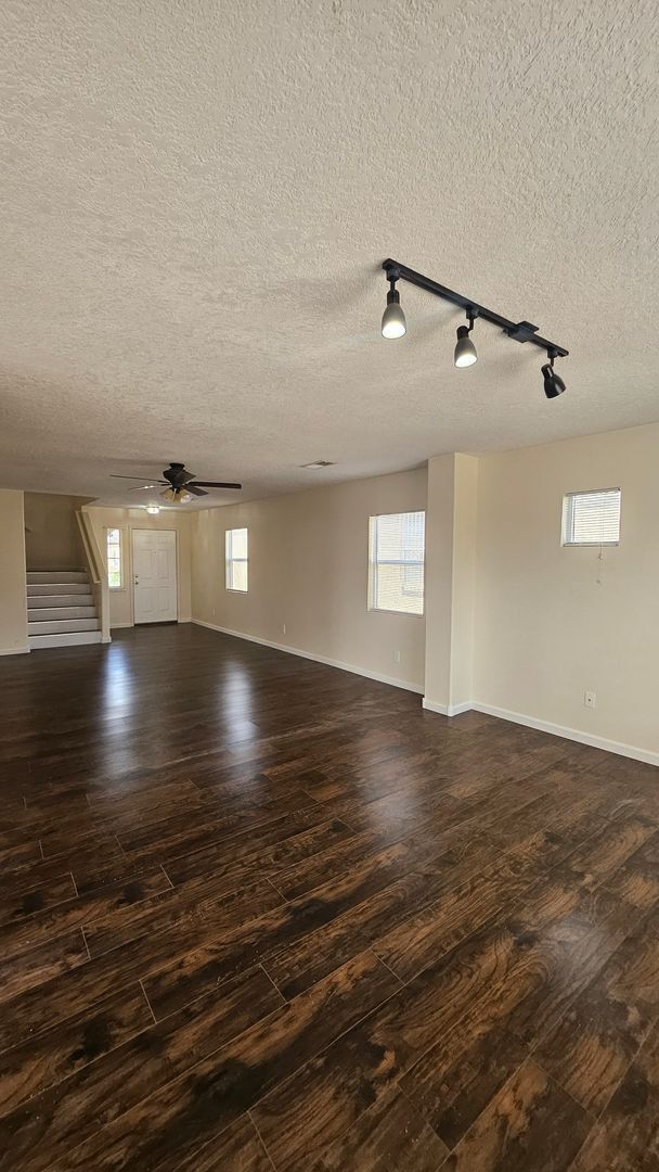 Foto del edificio - 5 Bed 3 Bath