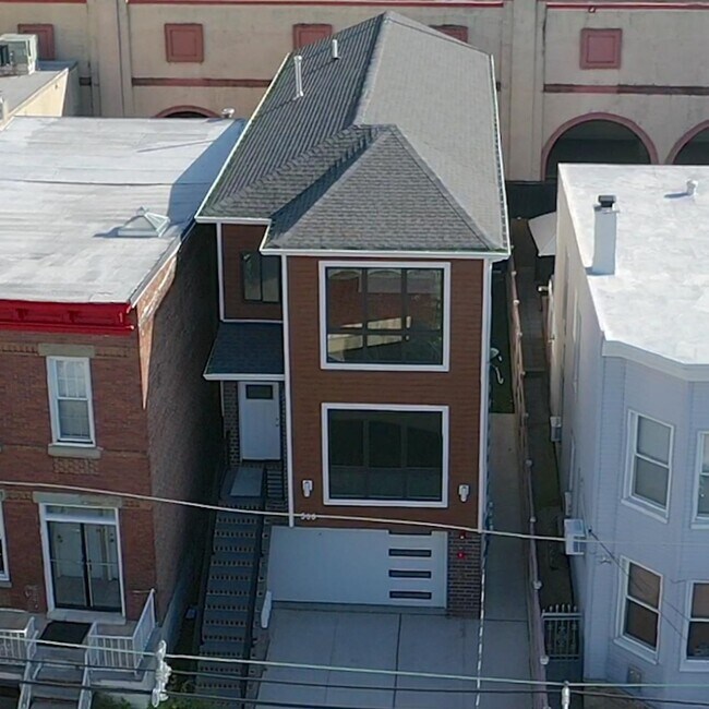 Building Photo - 566 57th St