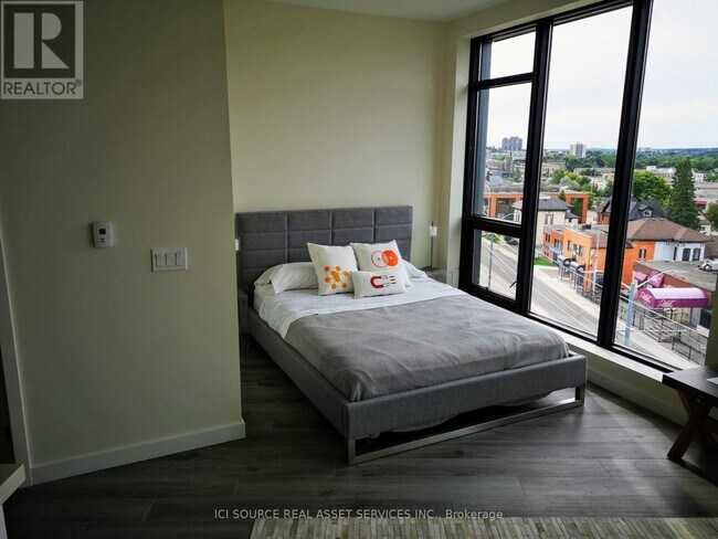 Photo du bâtiment - 690 King St W