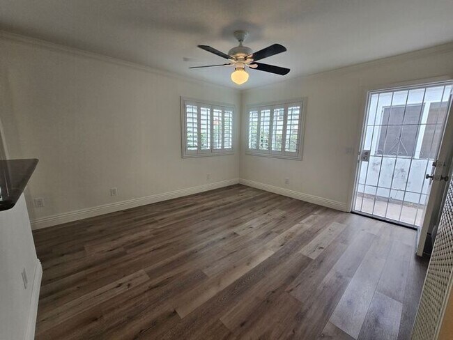 Foto del edificio - 1 BD / 1 BTH Home on Hornblend with Parking in Pacific Beach San Diego