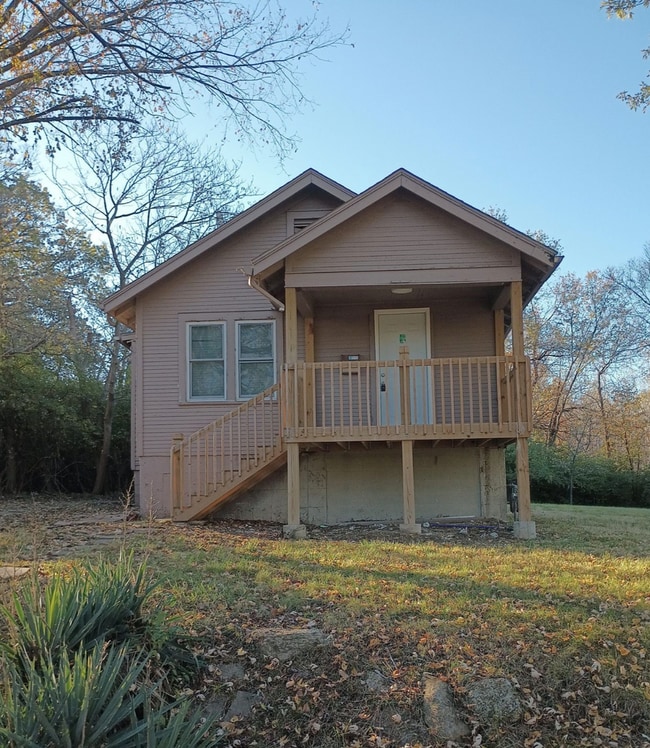 Building Photo - Sweet 2 Bedroom, 1 bath in Kansas City!