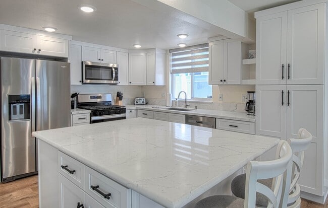 Building Photo - 5008 Seashore Dr