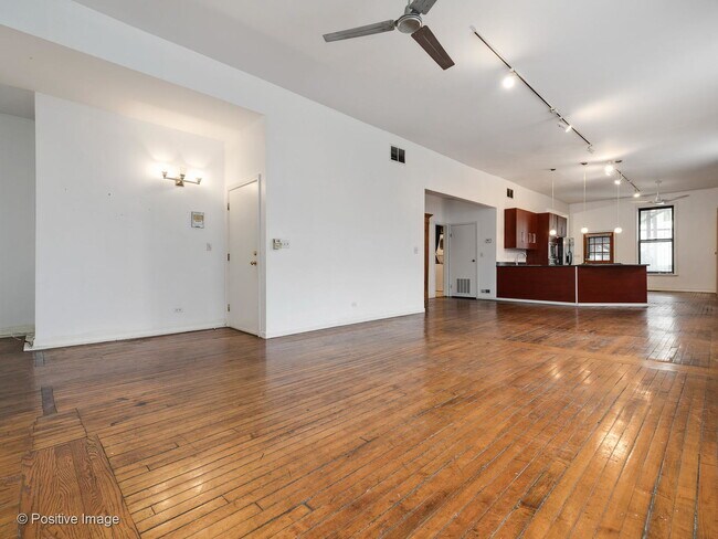 Foto del edificio - 1124 N Milwaukee Ave
