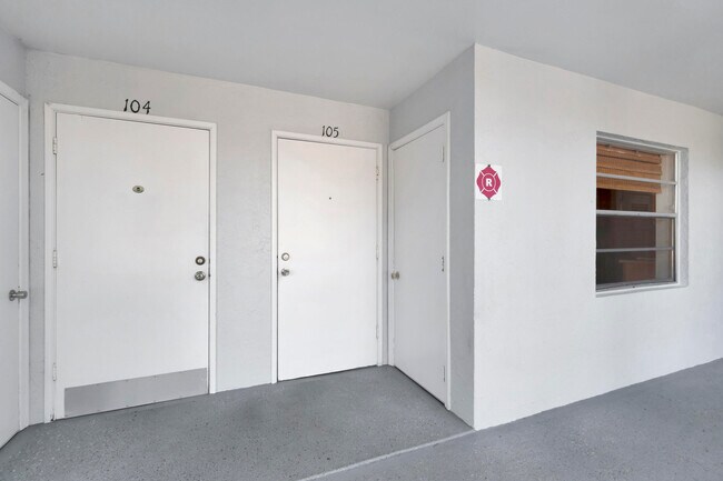 Building Photo - 689 NE 6th Ct