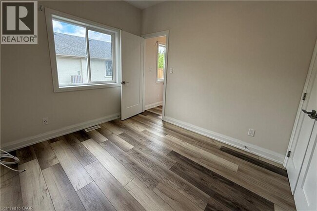 Photo du bâtiment - 261 Belmont Ave W