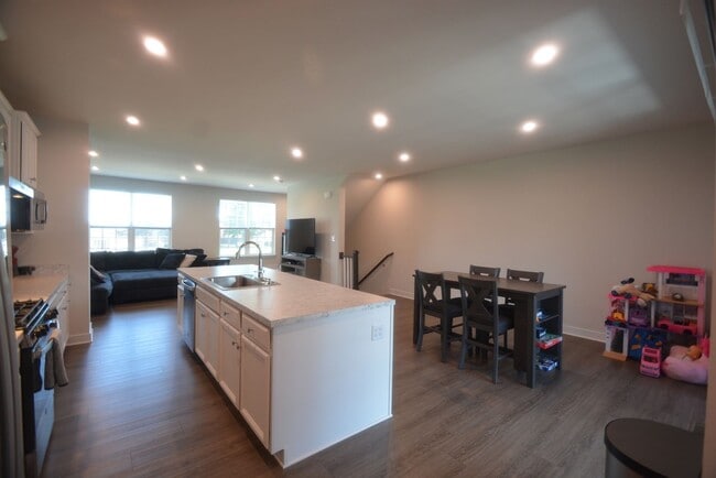 Building Photo - Beautiful and New this 4 Bedroom Townhouse