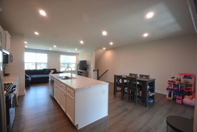 Foto del edificio - Beautiful and New this 4 Bedroom Townhouse