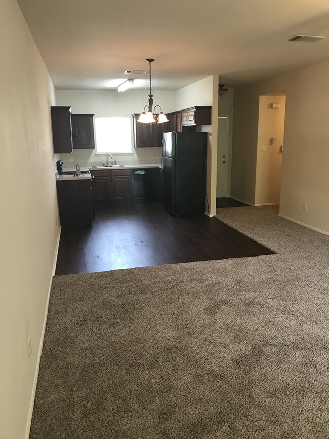 Building Photo - 858 Robinson Ct