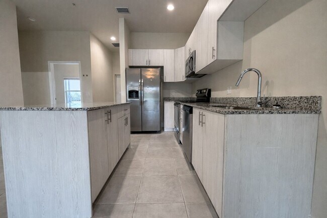 Foto del edificio - 3221-3409-3409 SW 8th Pl