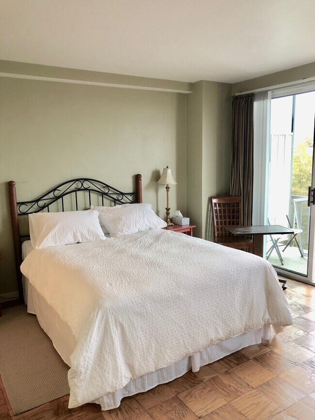 Área del dormitorio y entrada al balcón - 2829 Connecticut Ave NW