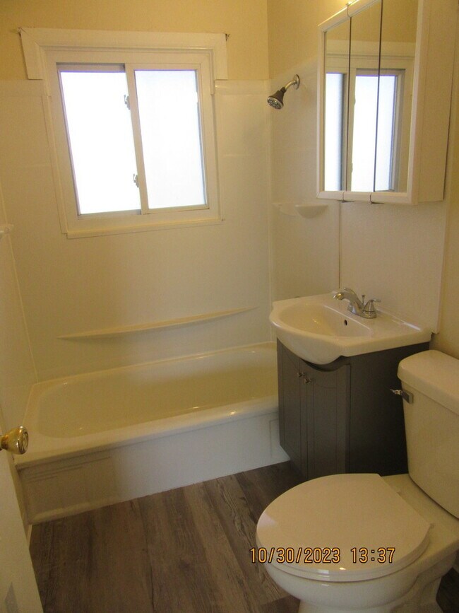 Building Photo - 165 Hemlock St